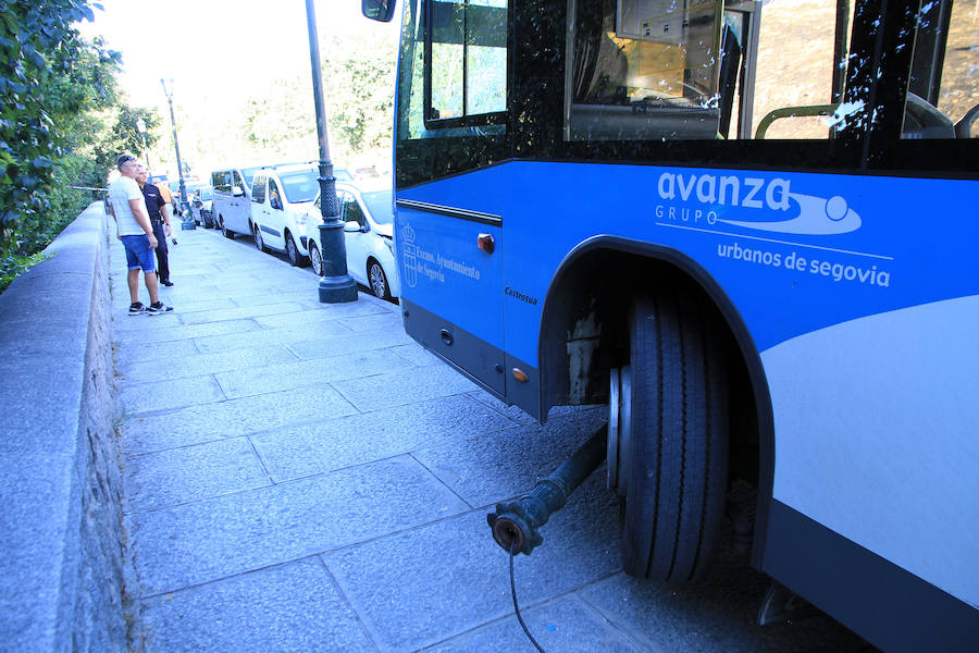 Fotos: Accidente de un autobús urbano en Vía Roma