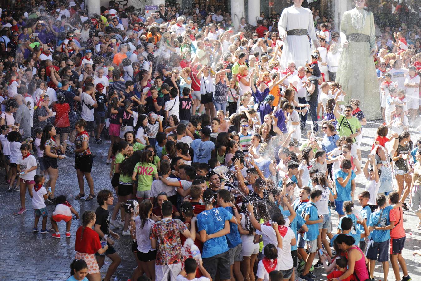 Fotos: Chupinazo, gigantes y cabezudos y subasta de balcones en Peñafiel