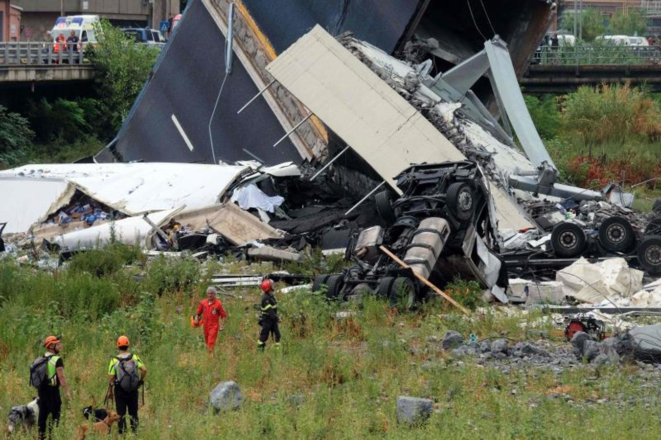 Numeros vehículos se han precipitado al vacío tras el derrumbe de la infraestructura