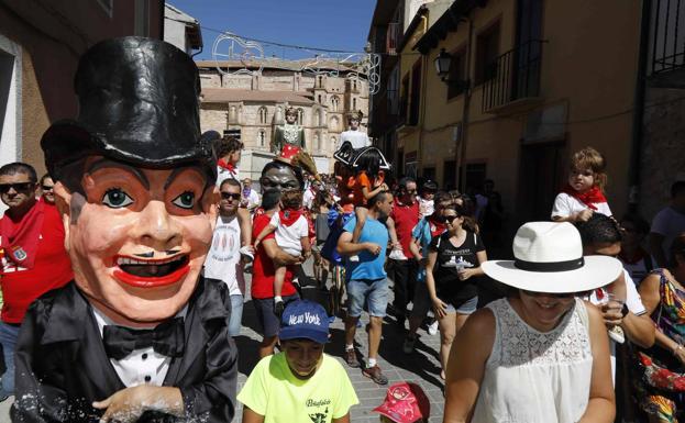 Desfile de gigantes y cabezudos. 