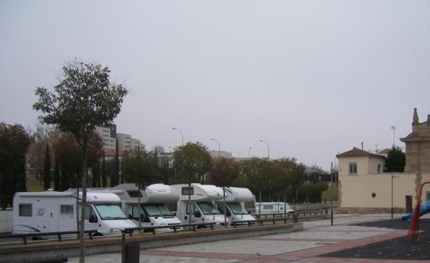 Autocaravanas aparcadas junto a la iglesai del Arrabal.