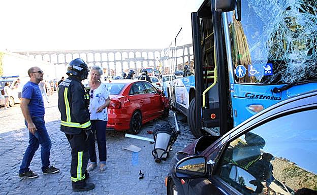 Representantes municipales y de los bomberos comprueban los daños ocasionados en el accidente. 