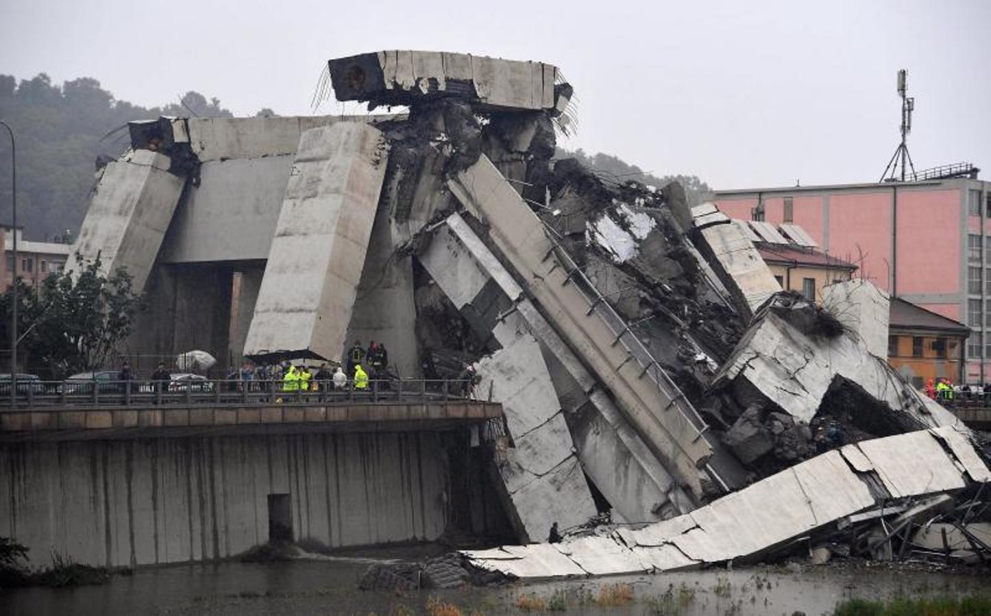 Numeros vehículos se han precipitado al vacío tras el derrumbe de la infraestructura