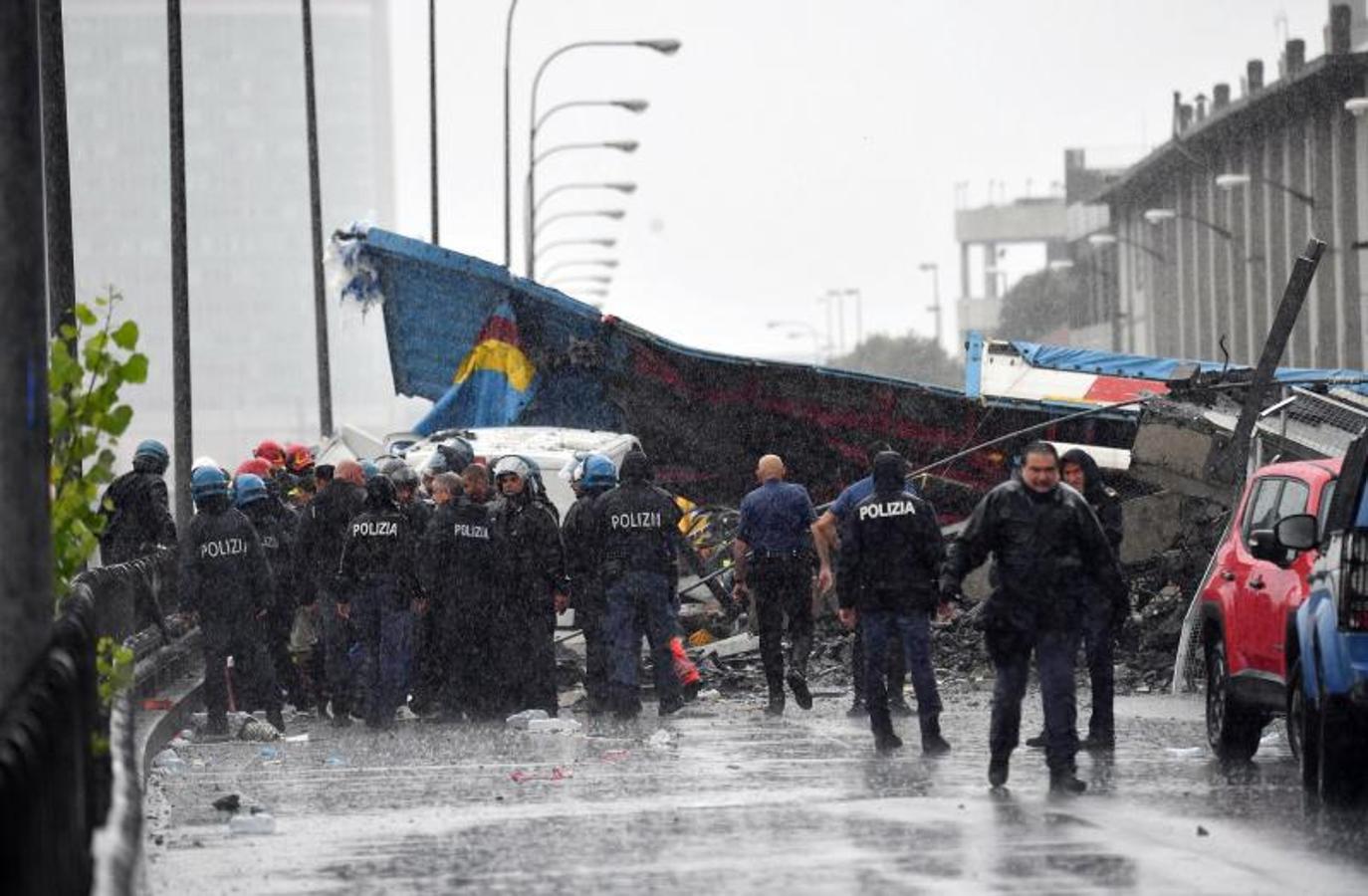 Numeros vehículos se han precipitado al vacío tras el derrumbe de la infraestructura