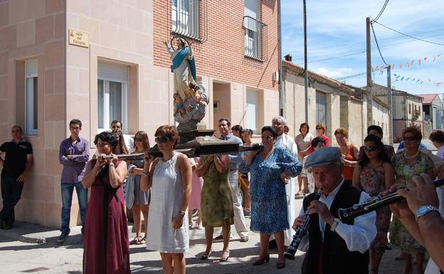 Procesión de la Virgen de la Asunción en unas fiestas anteriores. 