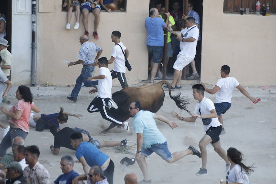 El primer novillo de la suelta ha saltado desde el redondel al exterior y ha sembrado el caos entre los congregados para ver el espectáculo taurino. Finalmente no se han registrado heridos