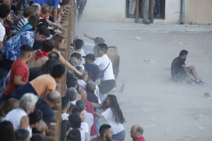 El primer novillo de la suelta ha saltado desde el redondel al exterior y ha sembrado el caos entre los congregados para ver el espectáculo taurino. Finalmente no se han registrado heridos