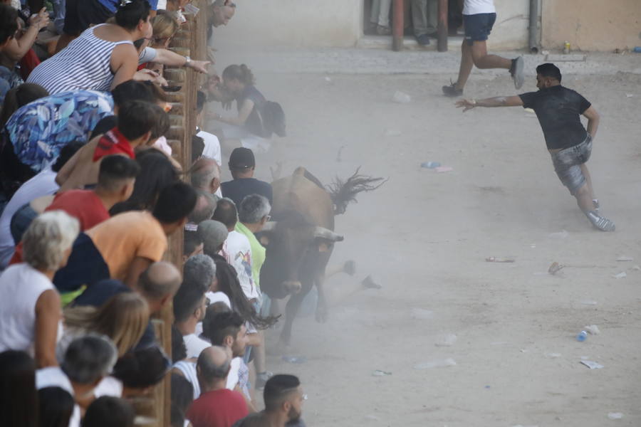 El primer novillo de la suelta ha saltado desde el redondel al exterior y ha sembrado el caos entre los congregados para ver el espectáculo taurino. Finalmente no se han registrado heridos