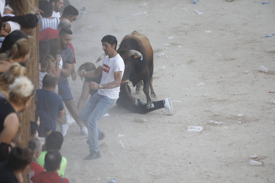 El primer novillo de la suelta ha saltado desde el redondel al exterior y ha sembrado el caos entre los congregados para ver el espectáculo taurino. Finalmente no se han registrado heridos