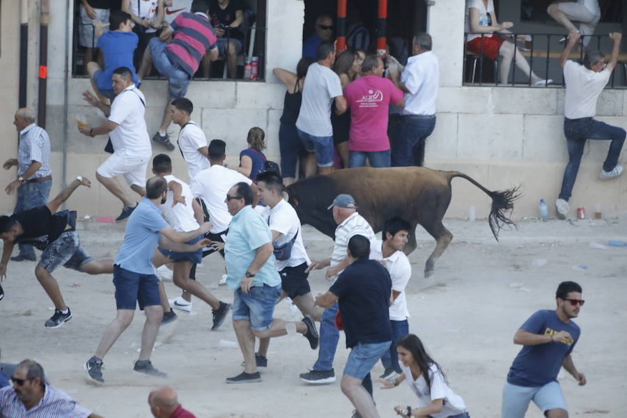 El primer novillo de la suelta ha saltado desde el redondel al exterior y ha sembrado el caos entre los congregados para ver el espectáculo taurino. Finalmente no se han registrado heridos