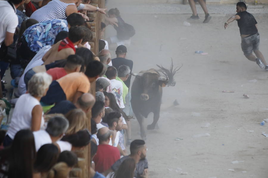 El primer novillo de la suelta ha saltado desde el redondel al exterior y ha sembrado el caos entre los congregados para ver el espectáculo taurino. Finalmente no se han registrado heridos