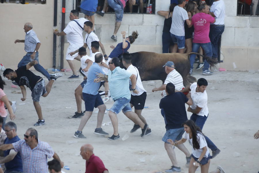 El primer novillo de la suelta ha saltado desde el redondel al exterior y ha sembrado el caos entre los congregados para ver el espectáculo taurino. Finalmente no se han registrado heridos