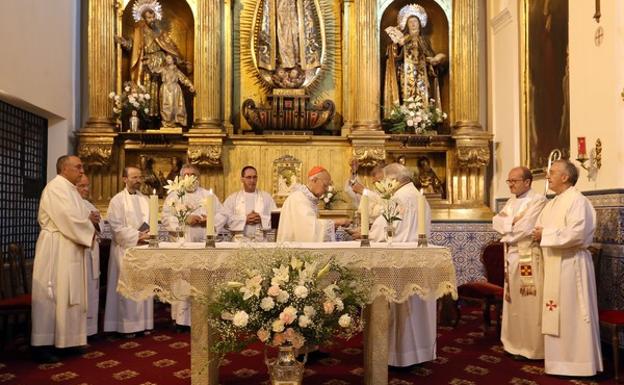 El arzobispo de Valladolid, Ricardo Blázquez, oficia la eucaristía de conmemoración del 450 aniversario del convento de las Carmelitas Descalzas en la ciudad, la cuarta fundación de Santa Teresa. 