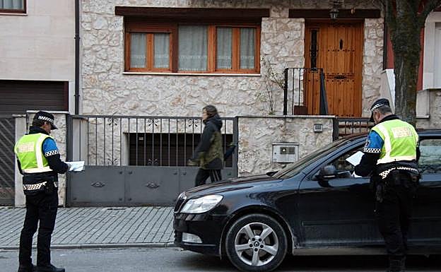 Agentes de la Policía Local, durante un control en Cuéllar