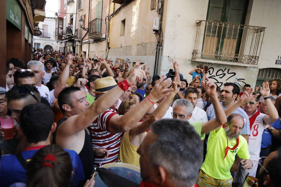 Segundo chúndara en las fiestas de Peñafiel que ha recorrido las calles de la localidad. En esta ocasión con algo menos de afluencia al no ser un día festivo. Sin embargo, los participantes han disfrutado del calor y del refresco que proporciona el agua que se lanza desde los balcones.