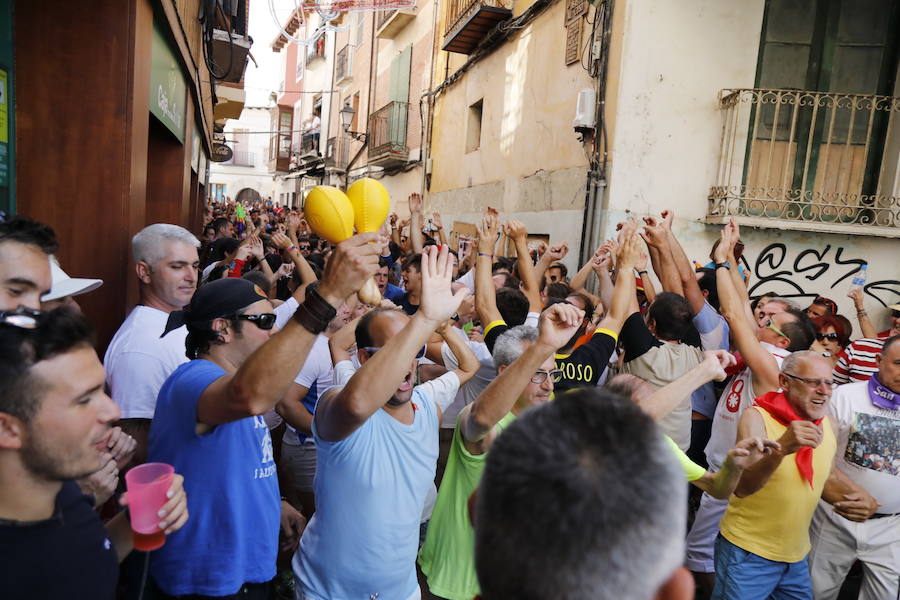 Segundo chúndara en las fiestas de Peñafiel que ha recorrido las calles de la localidad. En esta ocasión con algo menos de afluencia al no ser un día festivo. Sin embargo, los participantes han disfrutado del calor y del refresco que proporciona el agua que se lanza desde los balcones.