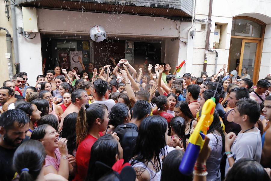 Segundo chúndara en las fiestas de Peñafiel que ha recorrido las calles de la localidad. En esta ocasión con algo menos de afluencia al no ser un día festivo. Sin embargo, los participantes han disfrutado del calor y del refresco que proporciona el agua que se lanza desde los balcones.