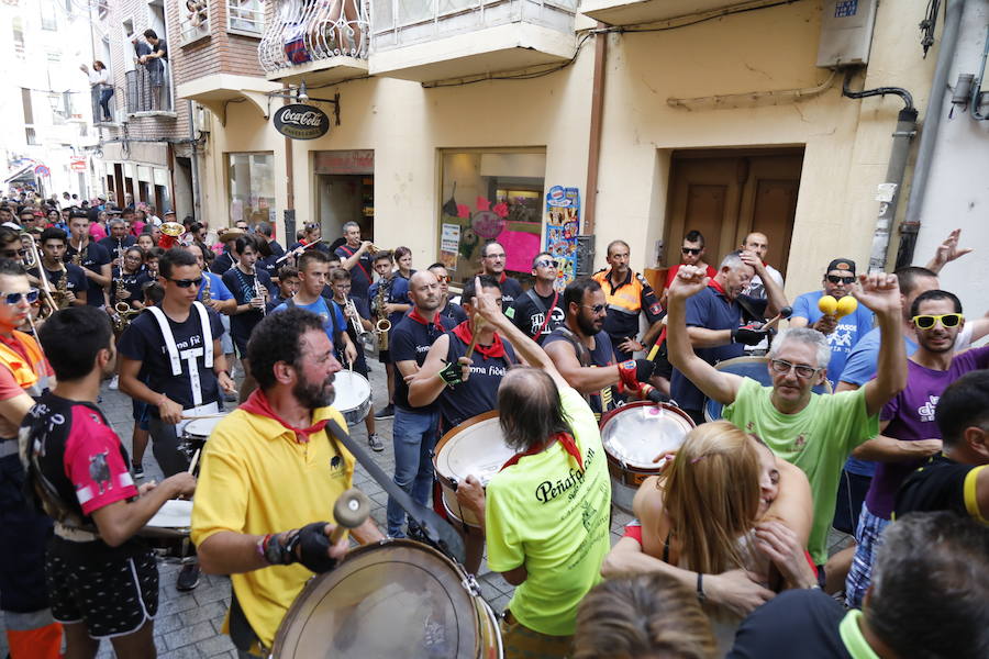 Segundo chúndara en las fiestas de Peñafiel que ha recorrido las calles de la localidad. En esta ocasión con algo menos de afluencia al no ser un día festivo. Sin embargo, los participantes han disfrutado del calor y del refresco que proporciona el agua que se lanza desde los balcones.