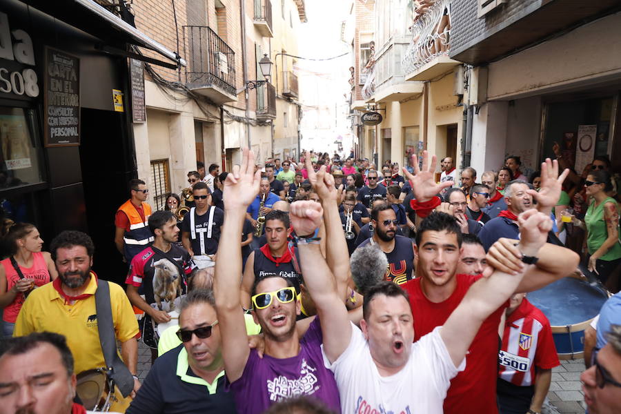 Segundo chúndara en las fiestas de Peñafiel que ha recorrido las calles de la localidad. En esta ocasión con algo menos de afluencia al no ser un día festivo. Sin embargo, los participantes han disfrutado del calor y del refresco que proporciona el agua que se lanza desde los balcones.