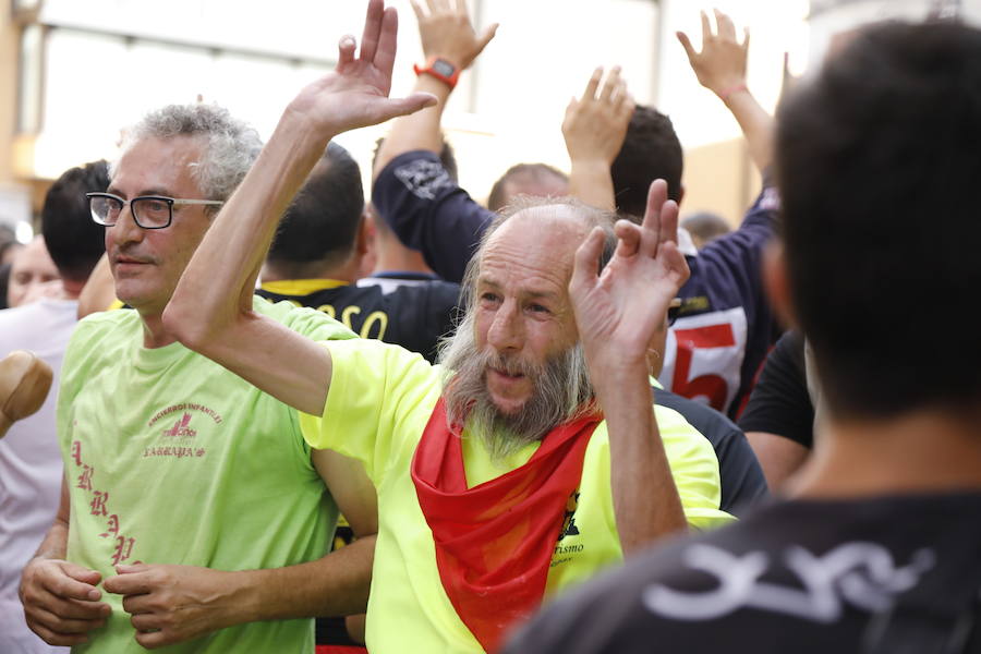 Segundo chúndara en las fiestas de Peñafiel que ha recorrido las calles de la localidad. En esta ocasión con algo menos de afluencia al no ser un día festivo. Sin embargo, los participantes han disfrutado del calor y del refresco que proporciona el agua que se lanza desde los balcones.