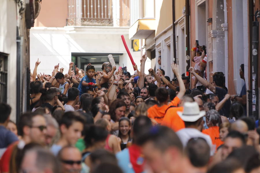 Segundo chúndara en las fiestas de Peñafiel que ha recorrido las calles de la localidad. En esta ocasión con algo menos de afluencia al no ser un día festivo. Sin embargo, los participantes han disfrutado del calor y del refresco que proporciona el agua que se lanza desde los balcones.