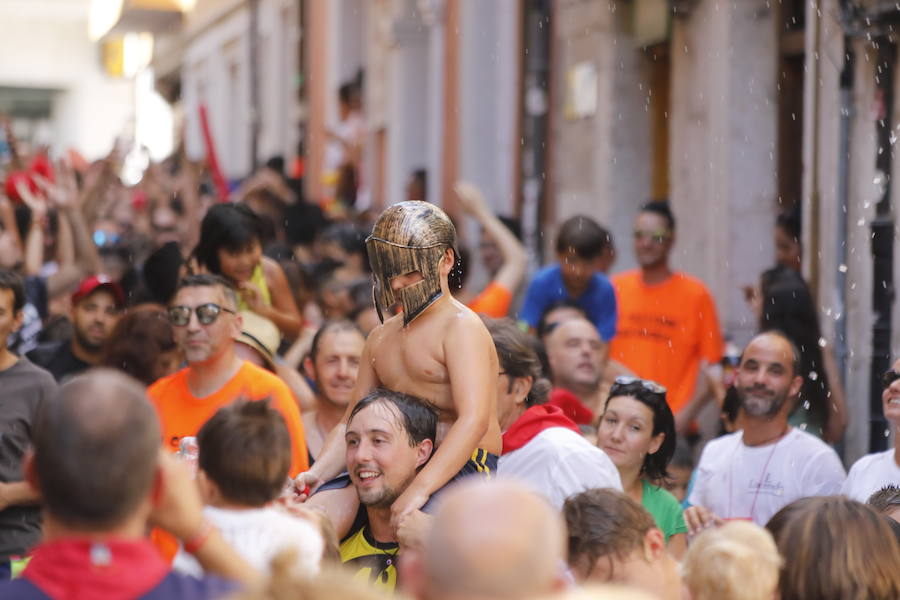 Segundo chúndara en las fiestas de Peñafiel que ha recorrido las calles de la localidad. En esta ocasión con algo menos de afluencia al no ser un día festivo. Sin embargo, los participantes han disfrutado del calor y del refresco que proporciona el agua que se lanza desde los balcones.