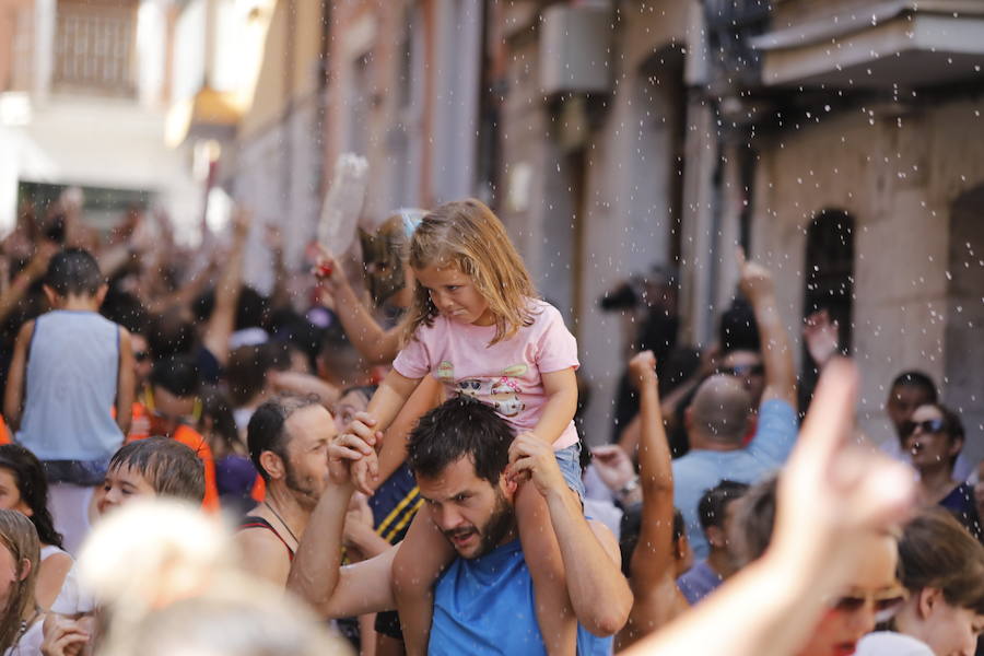 Segundo chúndara en las fiestas de Peñafiel que ha recorrido las calles de la localidad. En esta ocasión con algo menos de afluencia al no ser un día festivo. Sin embargo, los participantes han disfrutado del calor y del refresco que proporciona el agua que se lanza desde los balcones.