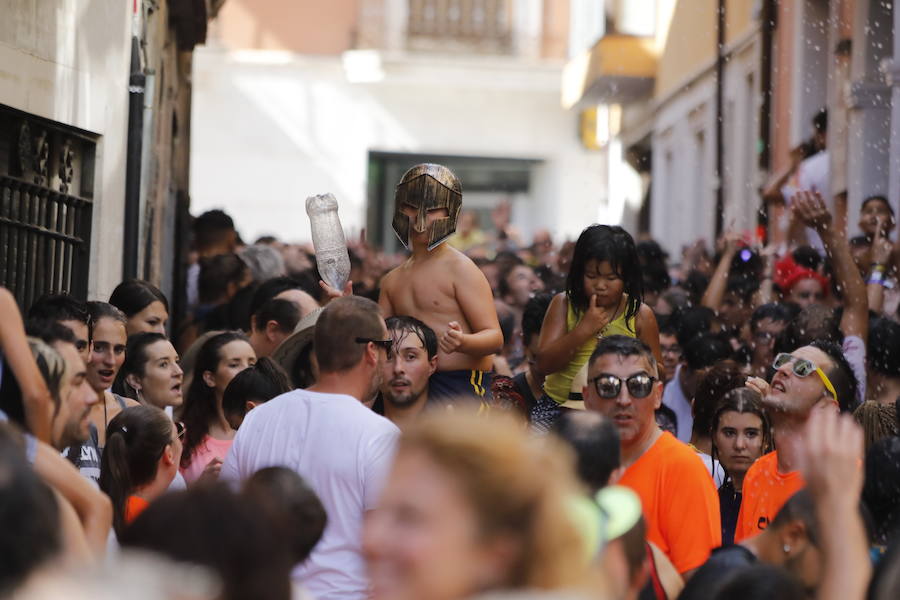 Segundo chúndara en las fiestas de Peñafiel que ha recorrido las calles de la localidad. En esta ocasión con algo menos de afluencia al no ser un día festivo. Sin embargo, los participantes han disfrutado del calor y del refresco que proporciona el agua que se lanza desde los balcones.