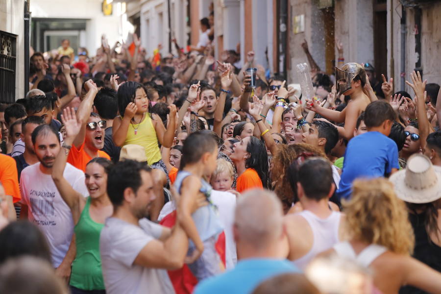 Segundo chúndara en las fiestas de Peñafiel que ha recorrido las calles de la localidad. En esta ocasión con algo menos de afluencia al no ser un día festivo. Sin embargo, los participantes han disfrutado del calor y del refresco que proporciona el agua que se lanza desde los balcones.