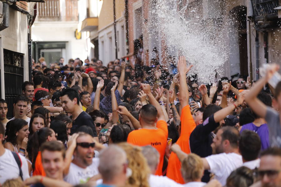 Segundo chúndara en las fiestas de Peñafiel que ha recorrido las calles de la localidad. En esta ocasión con algo menos de afluencia al no ser un día festivo. Sin embargo, los participantes han disfrutado del calor y del refresco que proporciona el agua que se lanza desde los balcones.