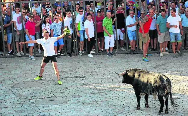 Un joven cita a uno de los toros desencajonados en la plaza del Arco.