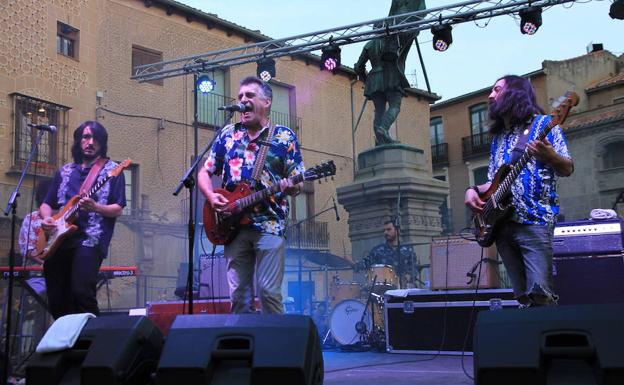 El Gran Wyoming en concierto junto con su banda. 