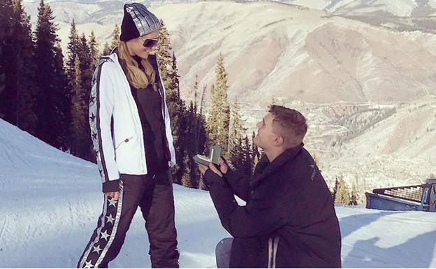 Momento de petición de mano de Chris Zylka a Paris Hilton. 