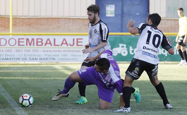 Diego Martín se lanza a por el balón, ante la presencia de Dani Burgos y Chuchi.