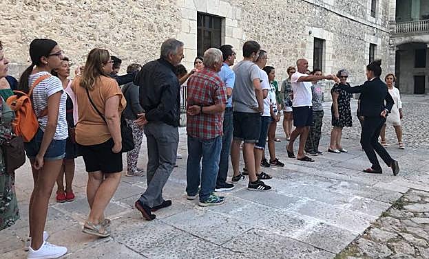 Los figurantes ensayan la recreación histórica de la boda de Pedro I en el entorno del Castillo.