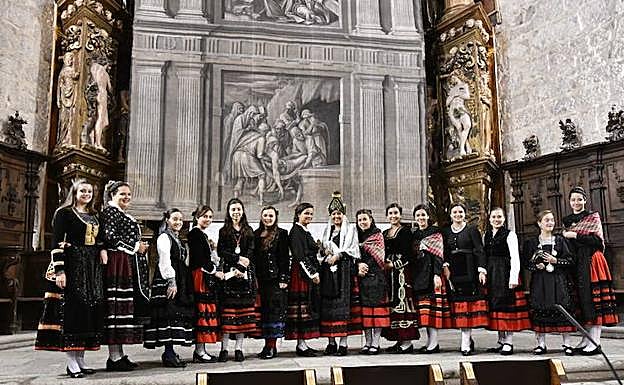 Imagen principal - Arriba, la reina y damas de las fiestas ante la sarga de la iglesia de San Eutropio; abajo, un momento de la faena de Toñete y este saliendo en hombros.