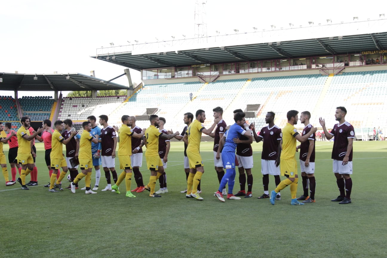 Fotos: Presentación del CF Salmantino ante el Villanovense