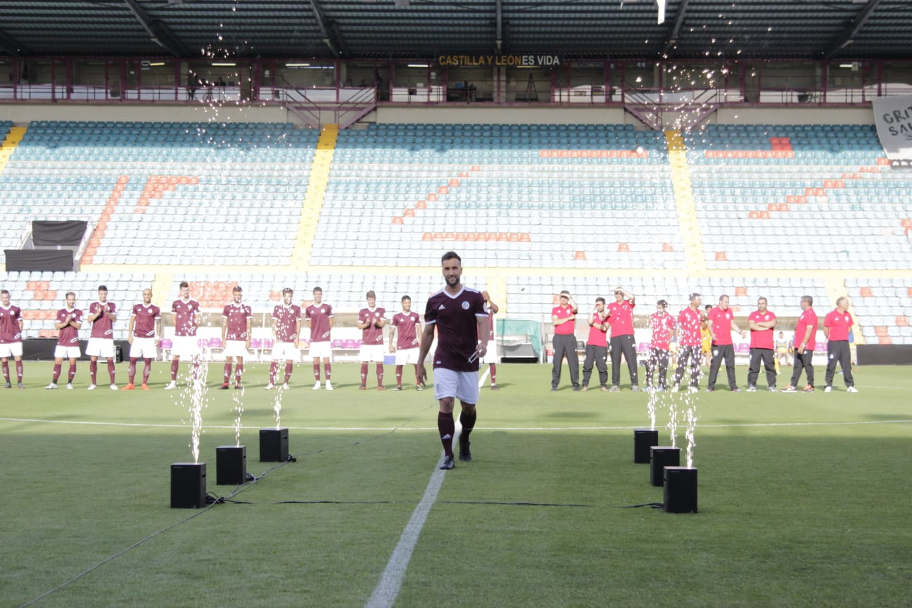 Fotos: Presentación del CF Salmantino ante el Villanovense