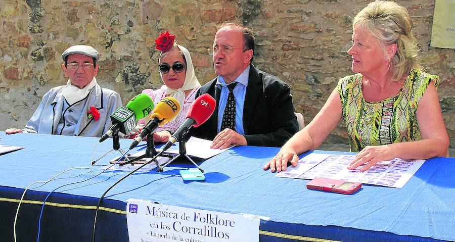 Francisco del Caño, en el centro, en la presentación del ciclo.