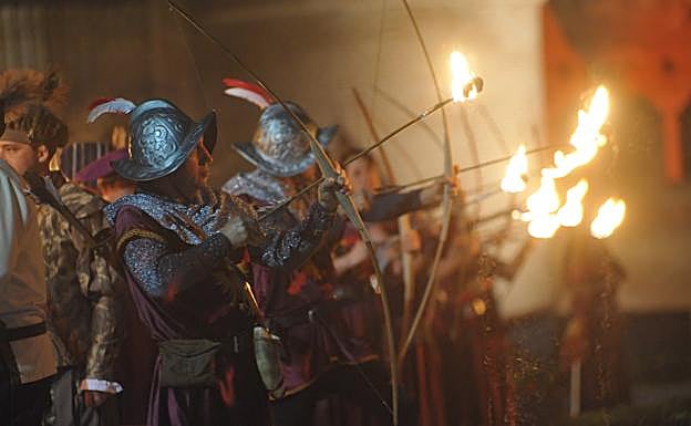 Recreación de la Quema de Medina del Campo en su feria renacentista.