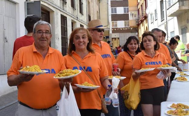 Peñistas de Guijuelo posan con sus raciones de paella.