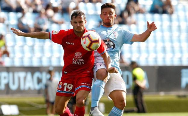 Pablo Piatti y Fran Beltrán luchando por el balón