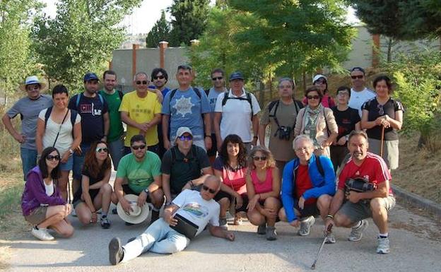 Participantes en una actividad de senderismo en las Jornadas Culturales de la Asociación.