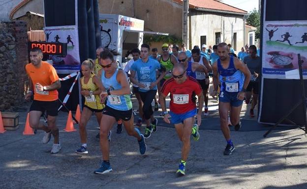 Los corredores toman la salida en Aldehuela de Yeltes. 