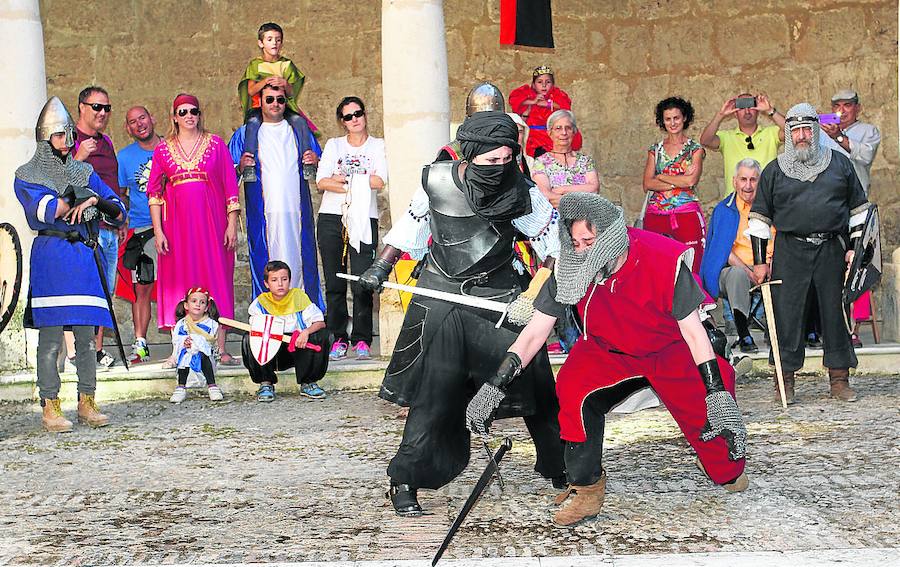 La luchadora del califato de Córdoba desarma al representante del Reino de Navarra. 