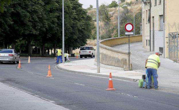 Operarios municipales colocan balizas de señalización en la Vaguada de la Palma. 