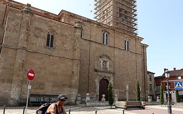 Obras de restauración de la torre de la iglesia de los Santos Juanes en Nava Del Rey (Valladolid). 