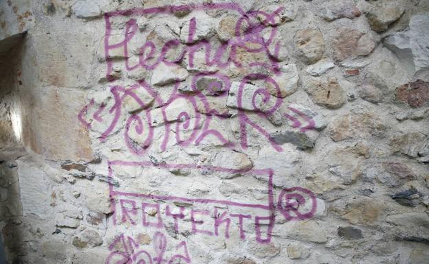 Pintadas en el aula expositiva de la Cueva de Salamanca.