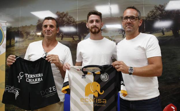 Carlos Quintana, en el centro, posa junto a Gorka Etxeberria y el resposable de Ternera Charra. 