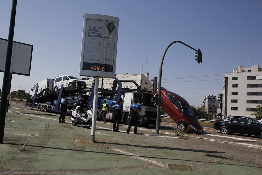 Fotos: Un coche se cae de un camión portavehículos en Valladolid
